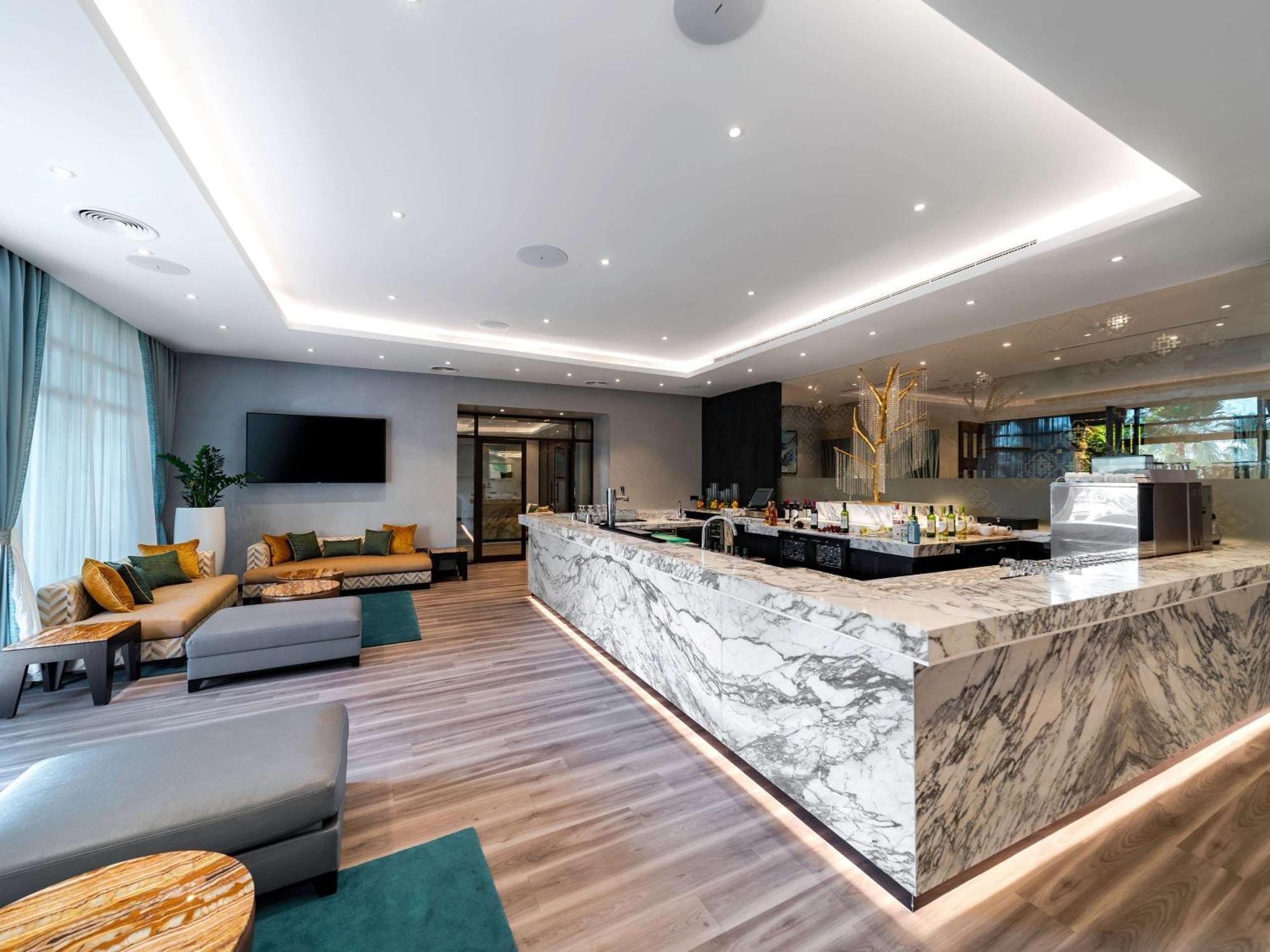 Sofitel Dubai The Palm Resort & Spa Esterno foto The Club at London Heathrow Airport