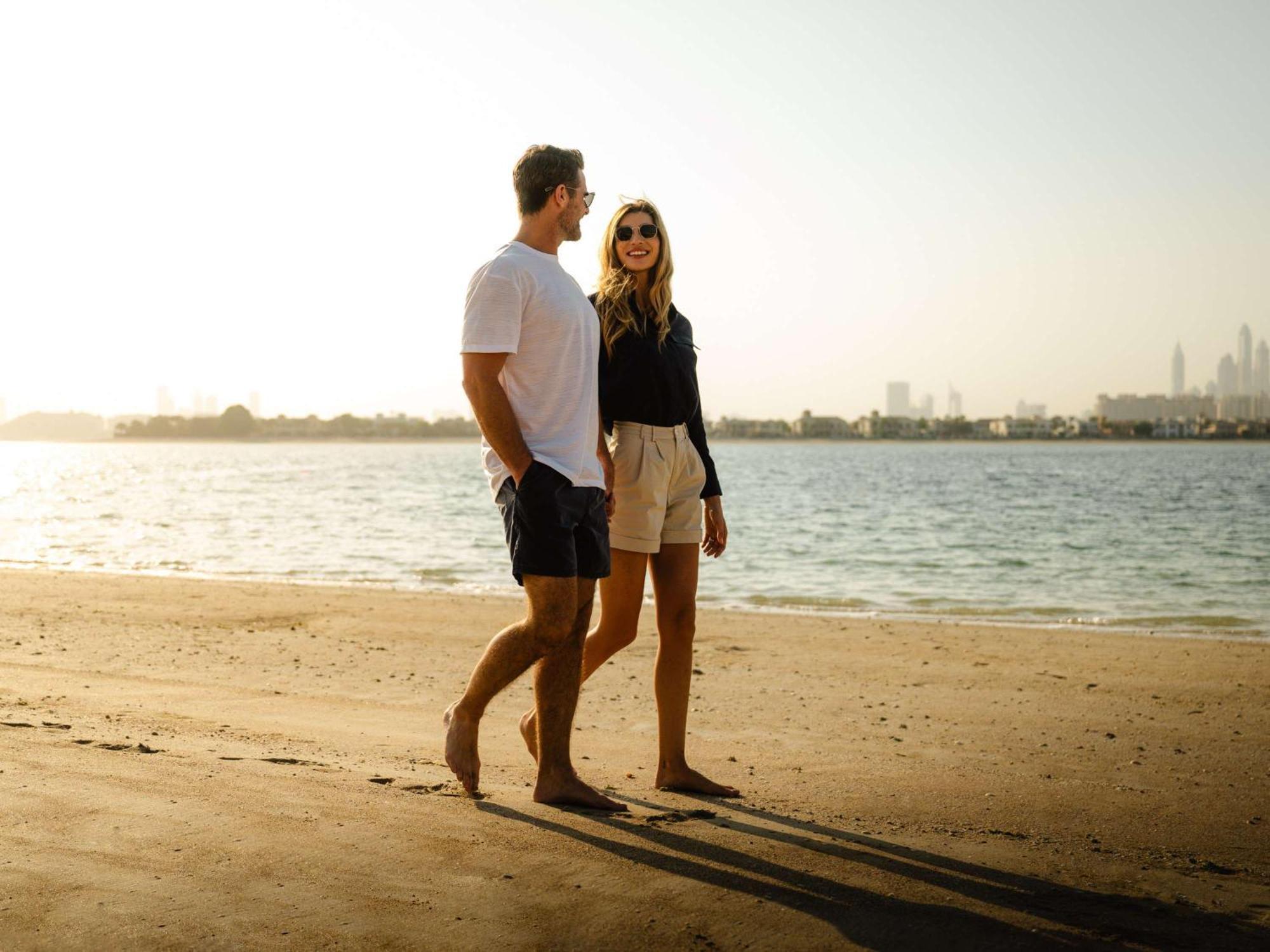 Sofitel Dubai The Palm Resort & Spa Esterno foto A couple walking on a beach