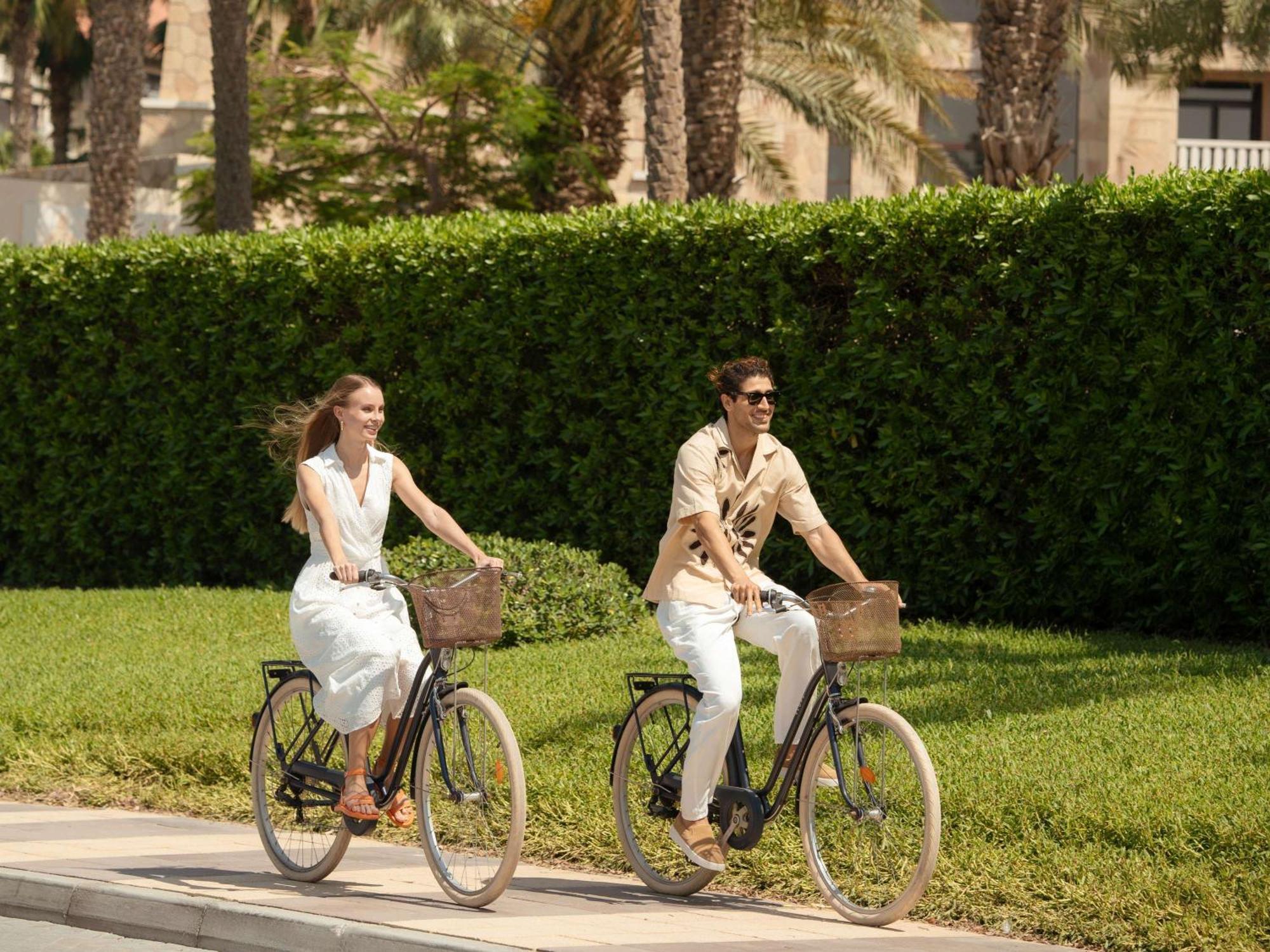 Sofitel Dubai The Palm Resort & Spa Esterno foto Biking at Jumeirah