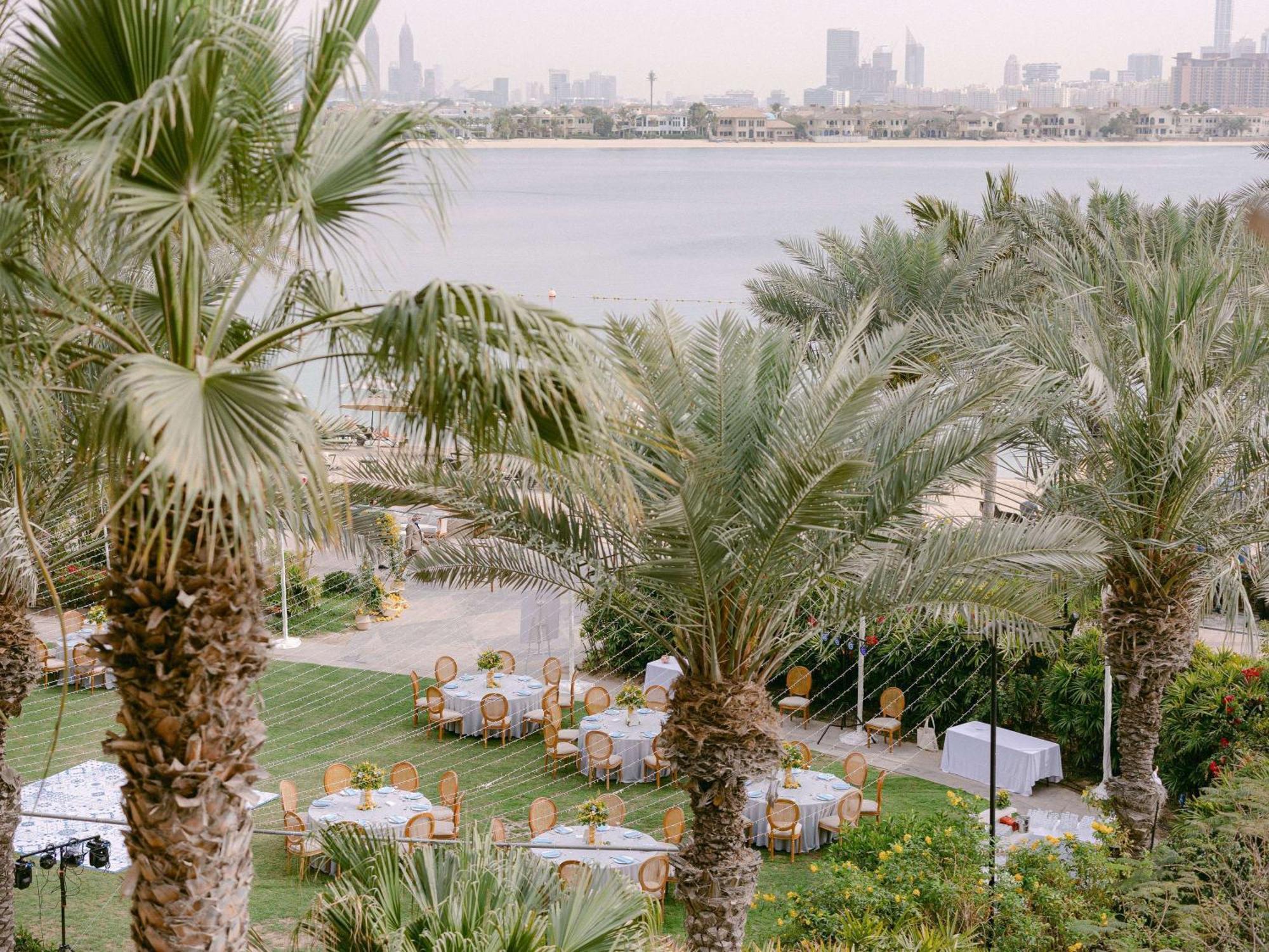 Sofitel Dubai The Palm Resort & Spa Esterno foto View of the Dubai skyline from the Jumeirah Islands