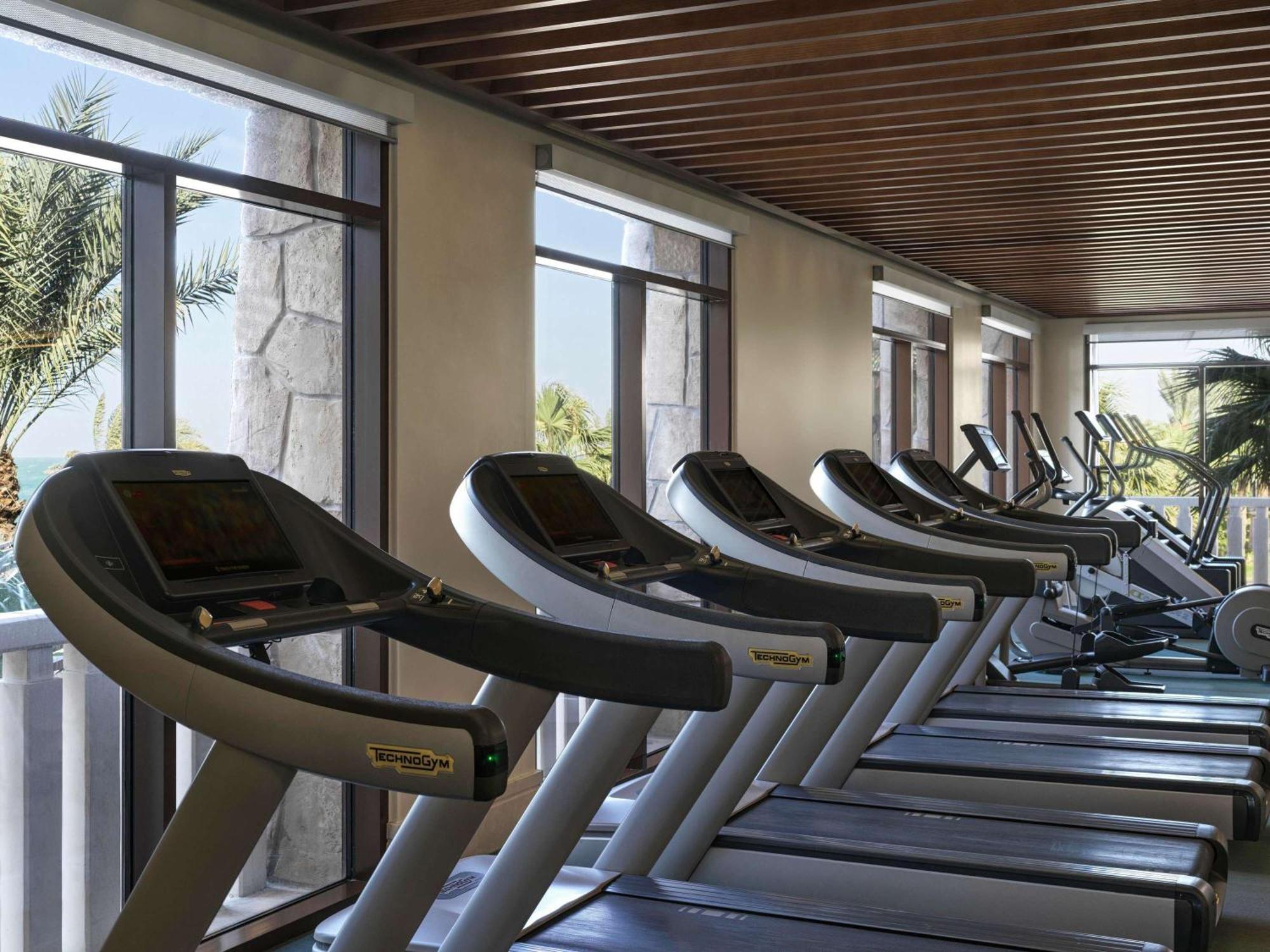 Sofitel Dubai The Palm Resort & Spa Esterno foto A row of treadmills