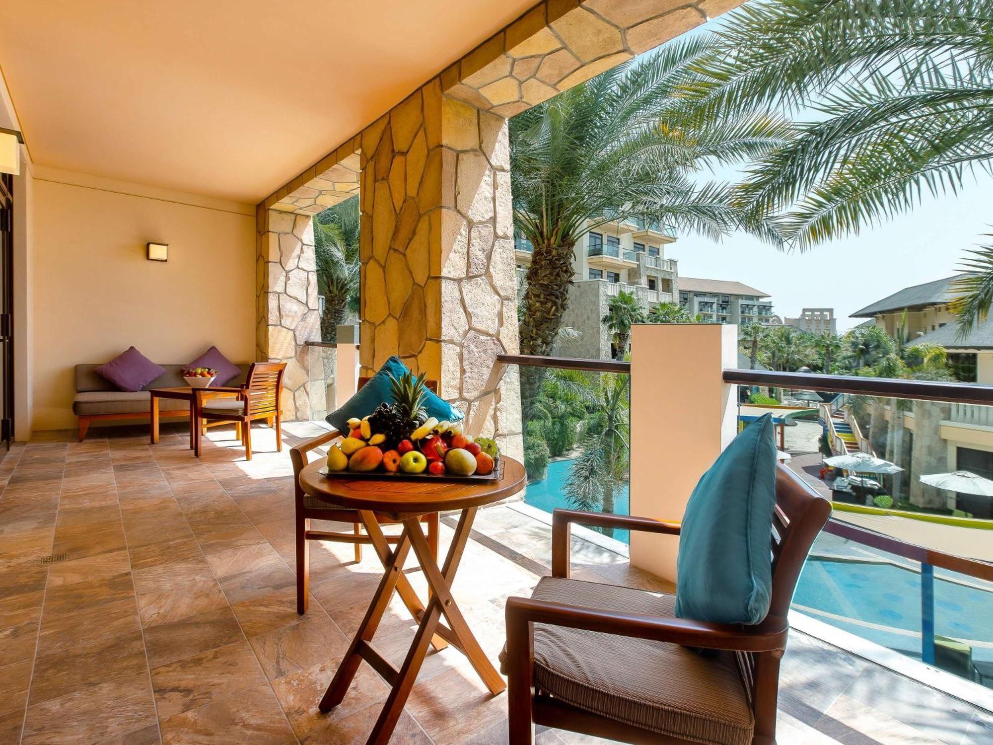 Sofitel Dubai The Palm Resort & Spa Esterno foto A balcony at Jumeirah Creekside