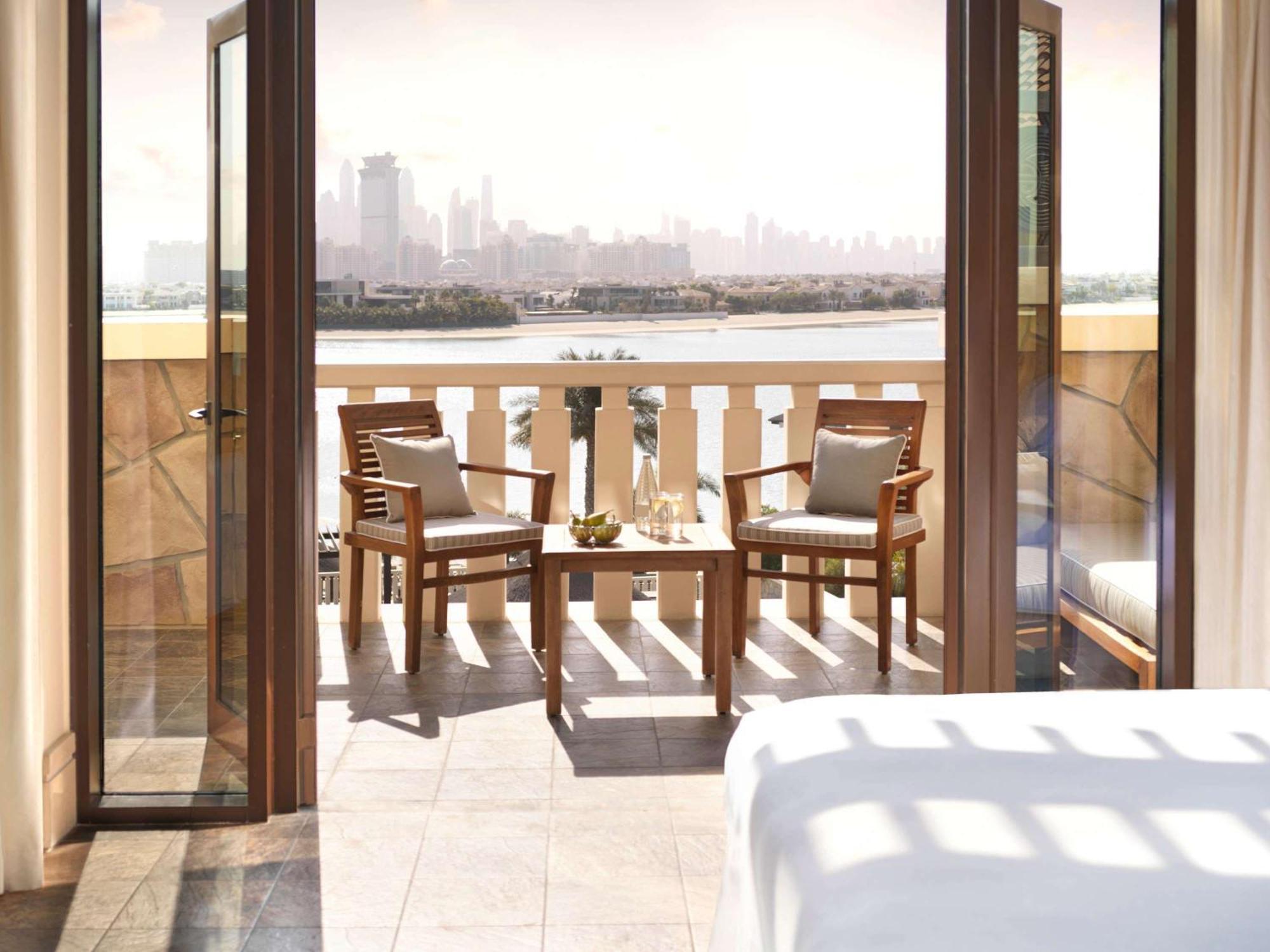 Sofitel Dubai The Palm Resort & Spa Esterno foto A room at Jumeirah Creekside