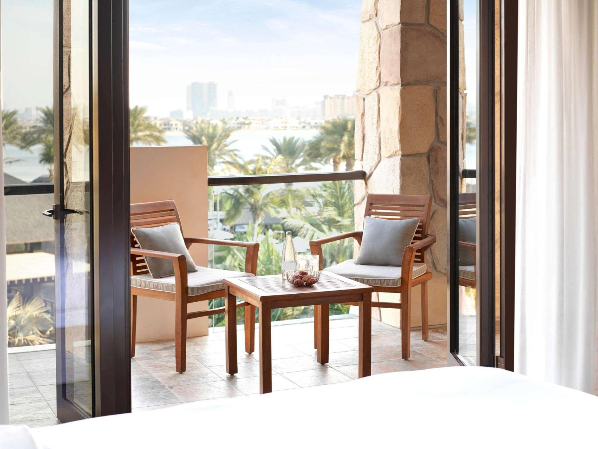 Sofitel Dubai The Palm Resort & Spa Esterno foto A balcony at the hotel