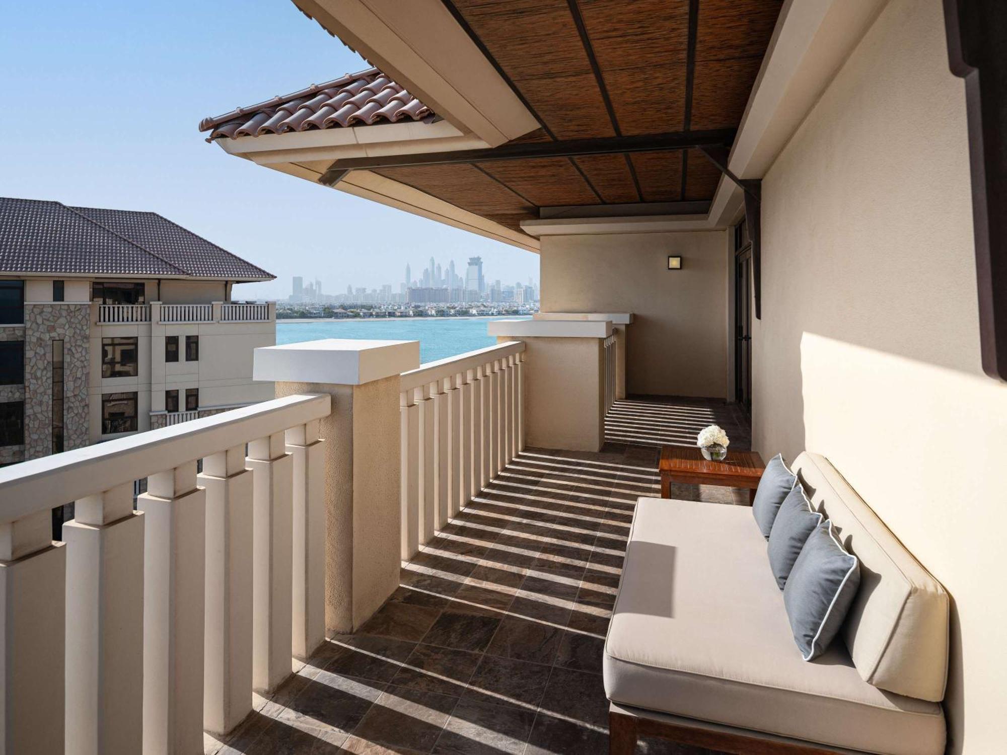Sofitel Dubai The Palm Resort & Spa Esterno foto A balcony at Jumeirah Atlantis